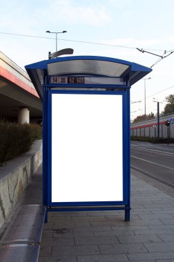 Tramvay durağındaki boş reklam panosu