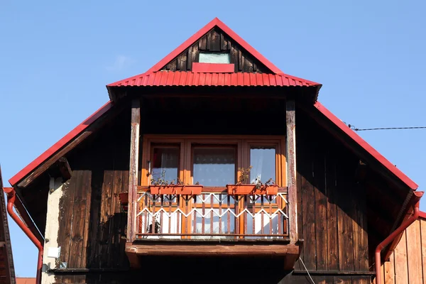 Balkongen i det gamla trähuset — Stockfoto