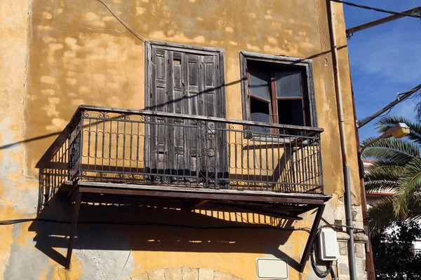 Sztuka balkon i stary mur z peelingu — Zdjęcie stockowe