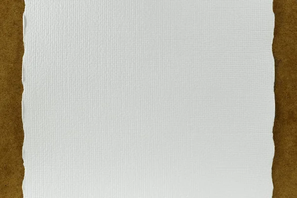 Papel branco feito à mão sobre placa de cortiça — Fotografia de Stock