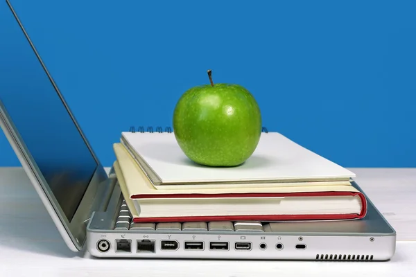 Přenosný počítač s kniha, Poznámkový blok a zelené jablko — Stock fotografie