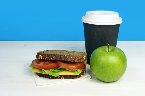 健康午餐三明治、 青苹果与咖啡纸杯 — 图库照片