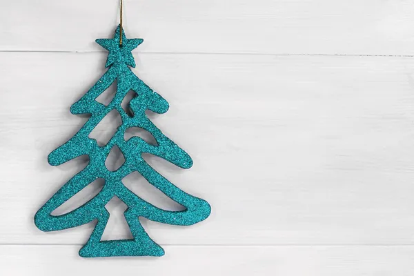 Albero di Natale lucentezza blu su sfondo bianco in legno con spazio copia — Foto Stock