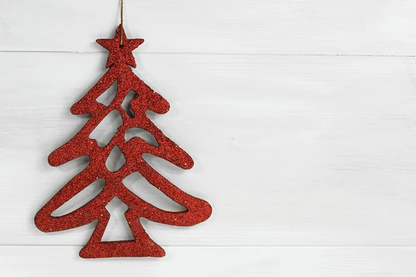 Albero di Natale lucentezza rosso su sfondo bianco in legno con spazio copia — Foto Stock