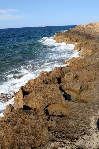 Kayalık sahil şeridi, Girit chania yakınındaki — Stok fotoğraf