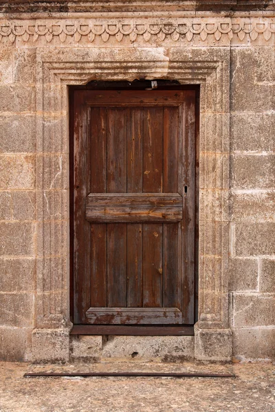 Antica porta in legno in muro di pietra — Foto Stock