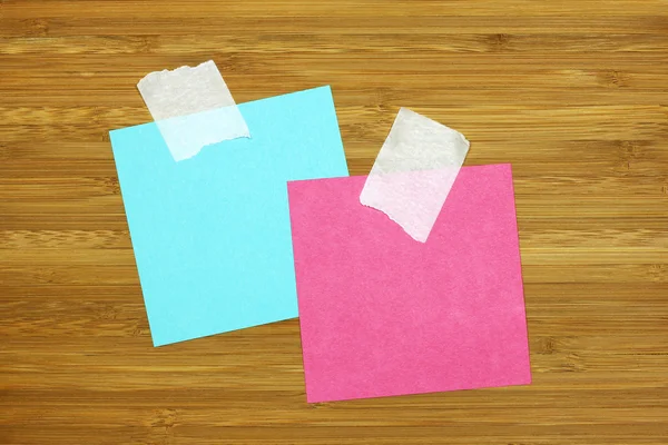 Dwa kolorowe Uwaga puste karty na drewniane tekstury — Zdjęcie stockowe