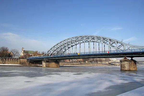 Gefrorene Weichsel Fluss und Brücke in Krakau, Polen — Stockfoto