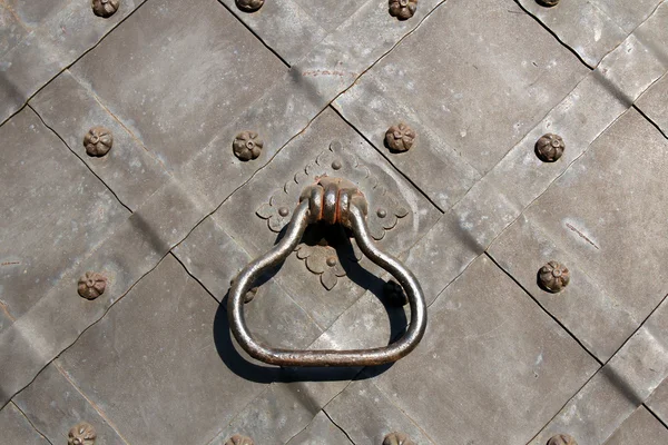 Golpeador de hierro en la puerta antigua — Foto de Stock