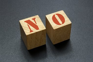 ahşap bloklar ile siyah arka plan üzerine bir haber yok