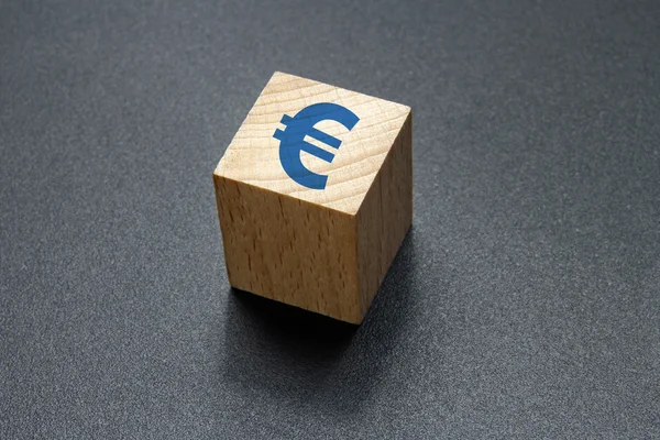 Signo euro en cubo de madera — Foto de Stock