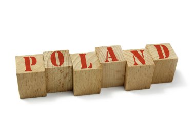 Polonya kelime beyaz zemin üzerine izole tahta küpleri