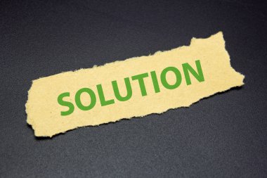 siyah arka plan üzerinde yırtık kağıt üzerinde çözüm kelime