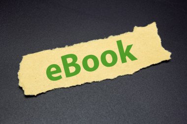 e-kitap word siyah arka plan üzerinde yırtık kağıt üzerinde