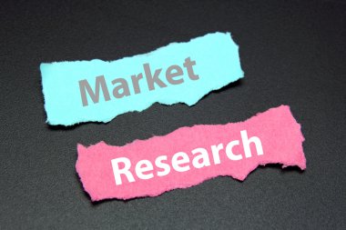 yırtık kağıt üzerinde pazar araştırması metin