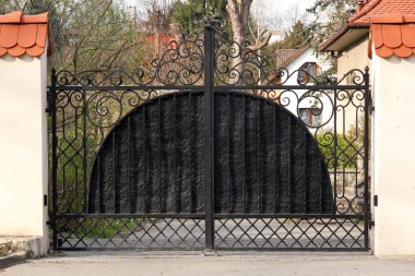 siyah dövme kapısı