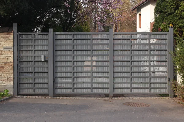 Modern metal gate — Stock Photo, Image