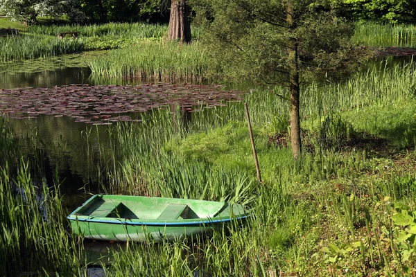 아름 다운 풍경-연못 및 보트 — 스톡 사진