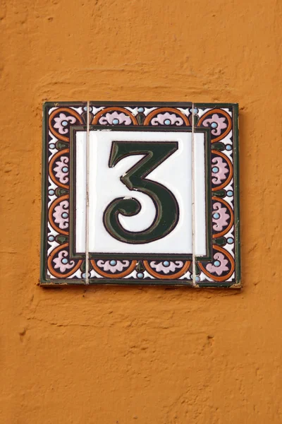 Número tres número de placa de dirección de la casa en la pared naranja — Foto de Stock