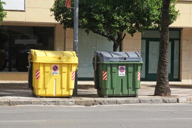 geri dönüşüm kutuları sokak