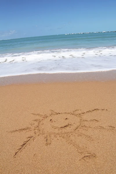 kumlu sahilde çizilen güneş