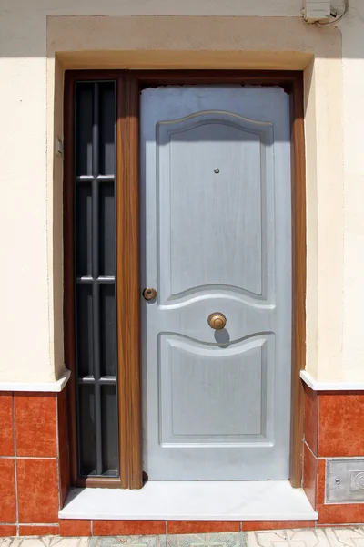 Mavi ahşap İspanyol kapı closeup — Stockfoto