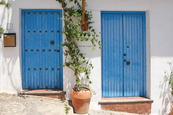 Zwei blaue spanische Tür — Stockfoto