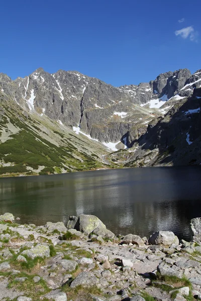 Hermoso estanque negro Gasienicowy en las montañas de Tatra, Polonia —  Fotos de Stock