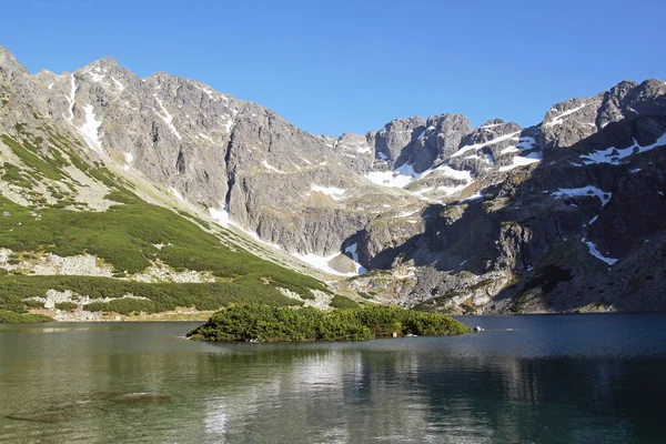 Гірське озеро та скелясті гори — стокове фото
