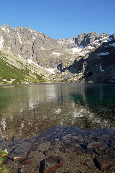 Bela lagoa negra Gasienicowy em Tatra Mountains, Polônia — Fotografia de Stock