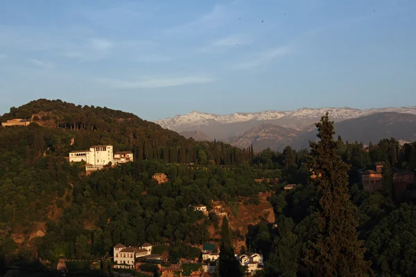 Generalife Palace and Sierra Nevada Mountains- Granada, Spain — Stock Photo, Image