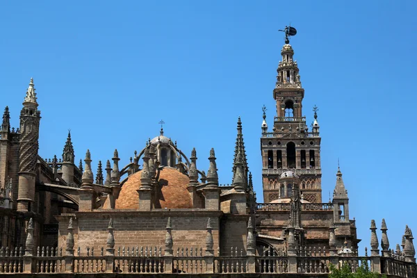 Cathedral of Saint Mary of the See and Giralda in Seville, Spain — Stock Photo, Image