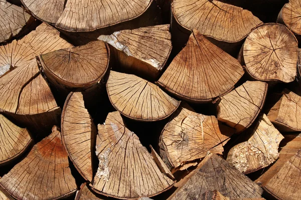 Uma pilha de troncos de madeira. textura sem costura ou fundo — Fotografia de Stock