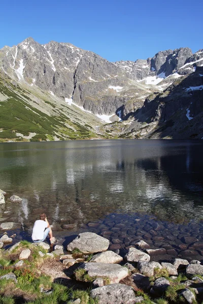 Hombre mirando a Black Pond Gasienicowy, Montañas Tatra, Polonia —  Fotos de Stock