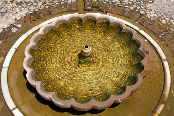 Старовинний кам'яний фонтан — стокове фото