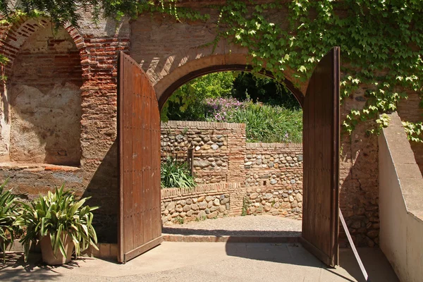 Un antico cancello di legno aperto in Alhambra, Granada, Spagna — Foto Stock