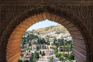 albayzin Arabesk süsleme ile penceresinden bakış