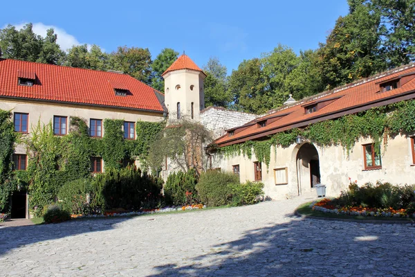 Patio del Castillo de Pieskowa Skala cerca de Cracovia, Polonia —  Fotos de Stock