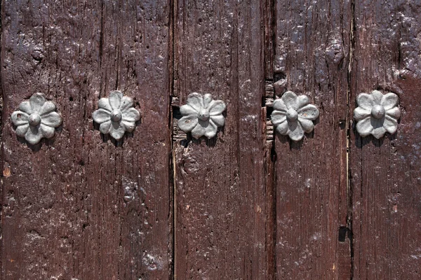 Old wood with metal flowers — Stock Photo, Image