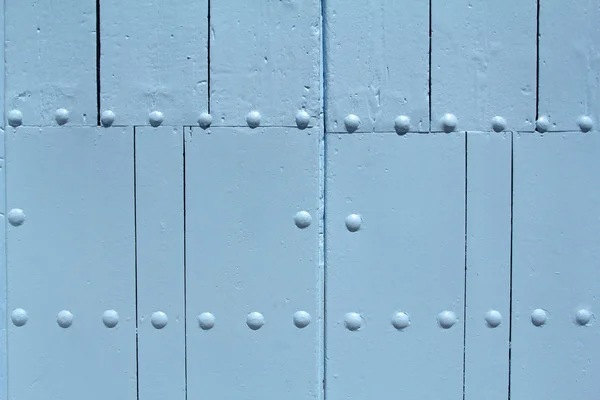 Puerta de madera azul con remaches de fondo —  Fotos de Stock