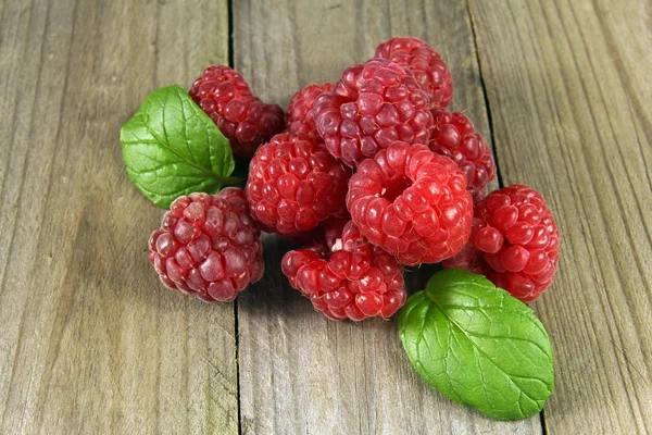 Pile of raspberries on wooden background — Stock Photo, Image