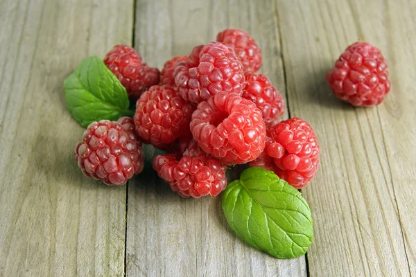 Raspberries on wooden background — Stock Photo, Image