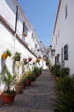 güzel İspanyolca sokak beyaz kasabasında tipik: andalusia