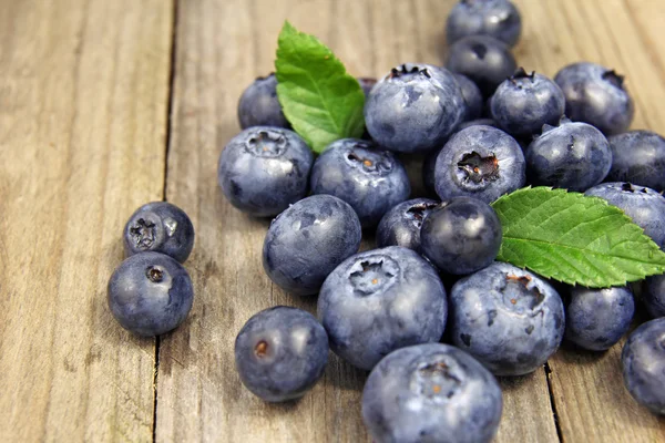 Blueberries on wooden background — Stock Photo, Image