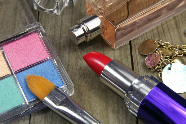 Accesorios para mujeres- lápiz labial rojo, sombras, perfumes y joyas — Foto de Stock