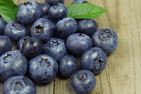 Blueberries on wooden background — Stock Photo, Image