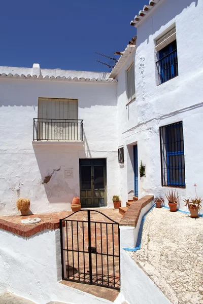 Krásné ulice v typické bílé města v Andalusii, Španělsko — Stock fotografie