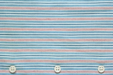 Mavi çizgili gömlekli doku düğmeleri ile