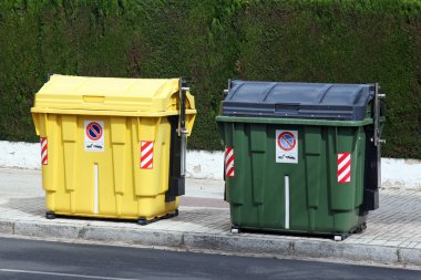 geri dönüşüm kutuları sokak