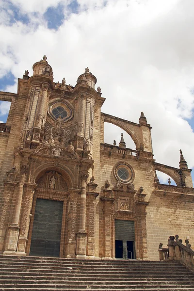 Voorzijde van de kathedraal van san salvador in jerez de la voorzijde — Stockfoto